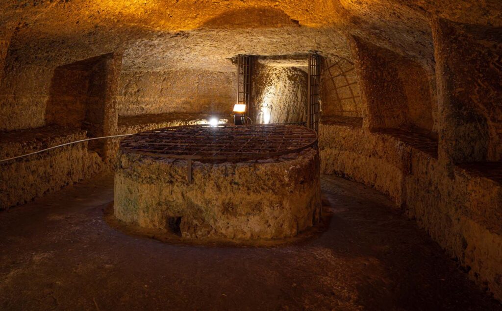 Il grande pozzo cilindrico al centro della sala principale.